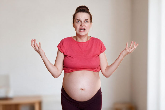 Entitled Realtor Expects 7-Month Pregnant Neighbor To Shovel Snow For Open House, Gets Told Off Entitled Realtor Expects 7-Month Pregnant Neighbor To Shovel Snow For Open House, Gets Told Off
