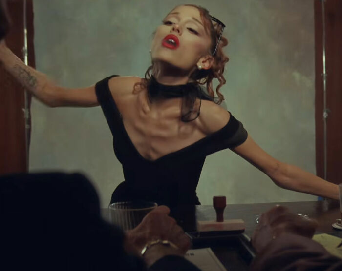 "Me When I Lie": Ariana Grande Stops Show To Give 4-Minute Speech Explaining Sudden Decision To "Step Back" "Me When I Lie": Ariana Grande Stops Show To Give 4-Minute Speech Explaining Sudden Decision To "Step Back"