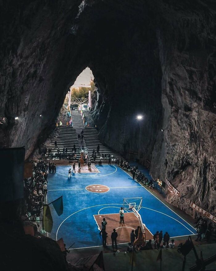 Brilliant design of a basketball court built inside a cave, a beautiful and unique highlight.