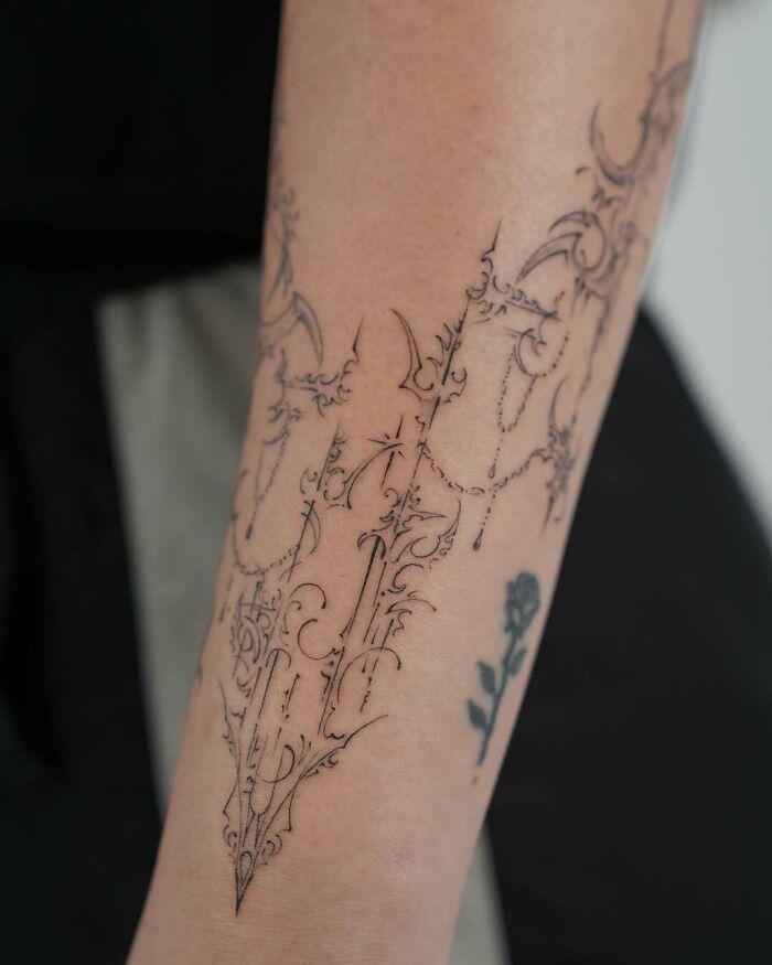 Detailed ornamental arm tattoo ideas for women, featuring a delicate pattern, a trendy design.