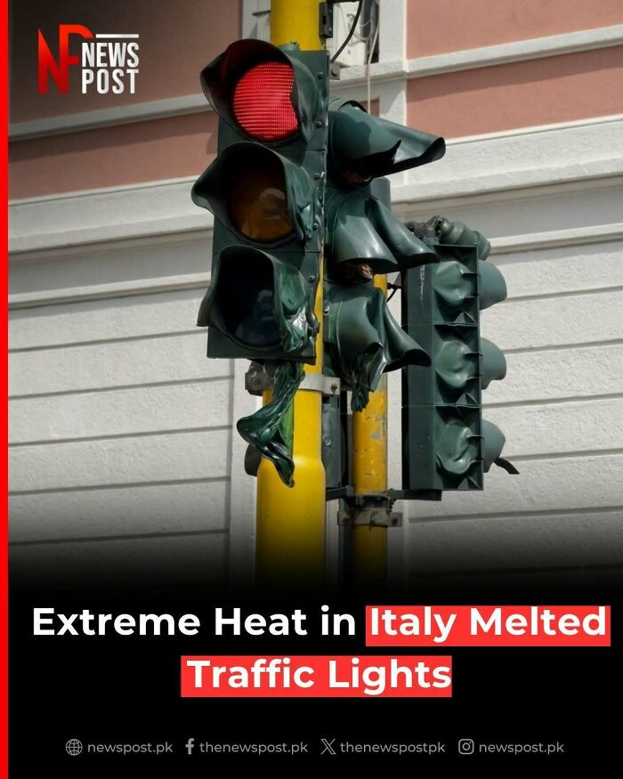 A traffic light with its plastic components visibly melted and distorted, a consequence of summer ruining everything.