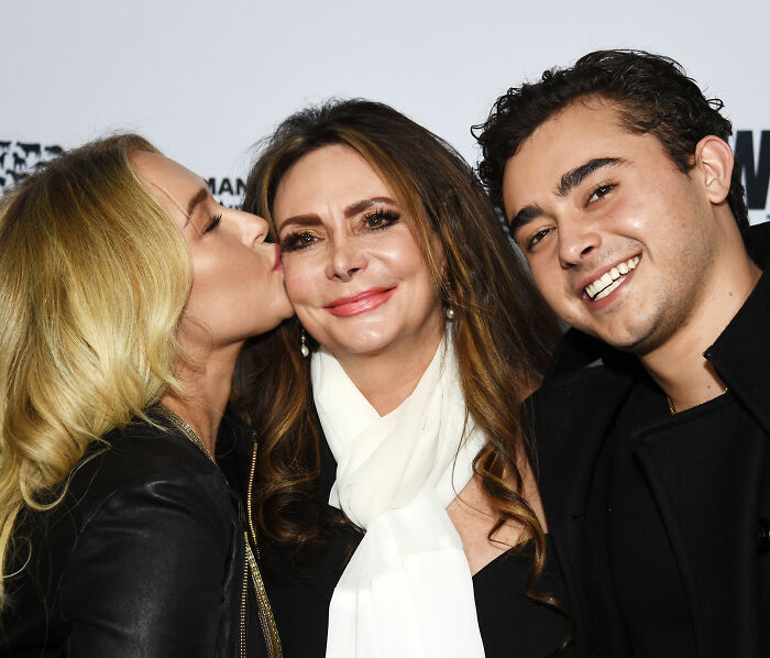 Hayden Panettiere's mom posing with her children. She is at the center of comparisons and statements. Hayden Panettiere's mom posing with her children. She is at the center of comparisons and statements.