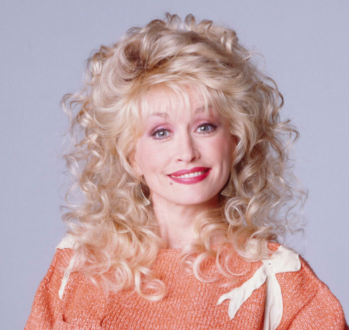 Dolly Parton smiles, showing her real hair with iconic wigs off, revealing her natural look to stunned fans. Dolly Parton smiles, showing her real hair with iconic wigs off, revealing her natural look to stunned fans.