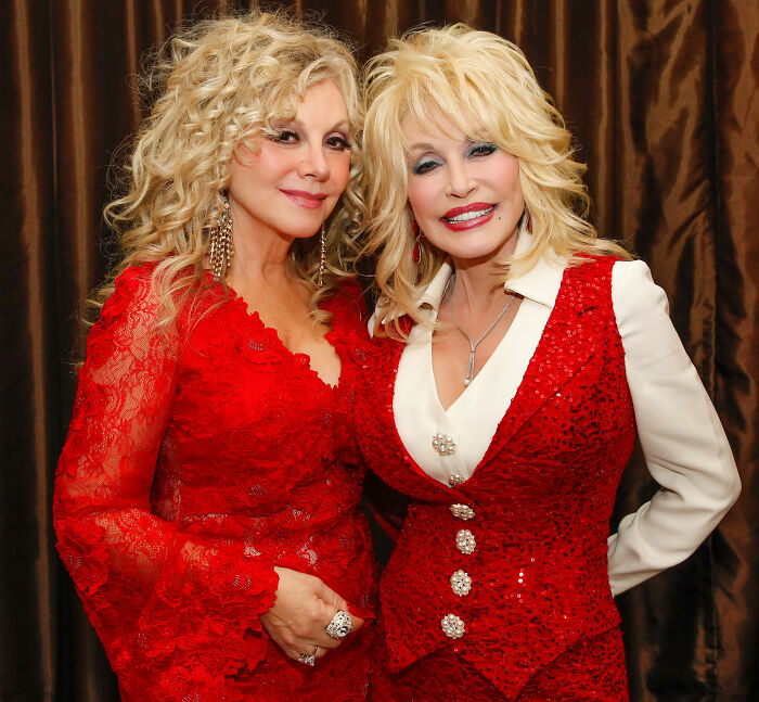 Dolly Parton and her sister, revealing selfless offer to doctors during her cancer battle. Dolly Parton and her sister, revealing selfless offer to doctors during her cancer battle.