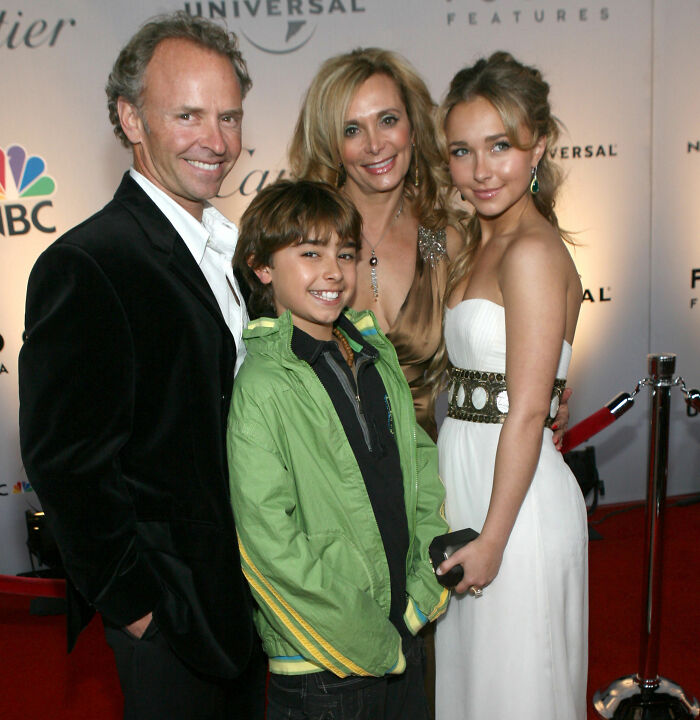 Hayden Panettiere with her family, reflecting her childhood history.