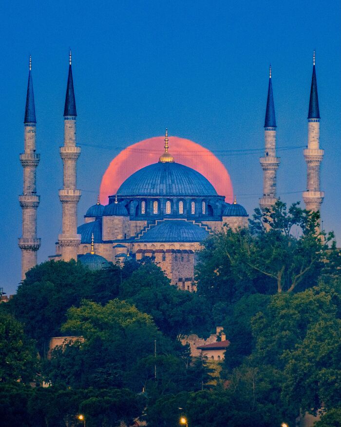 Murat Bakmaz captures the beauty of everyday life with a grand mosque beneath a large full moon.