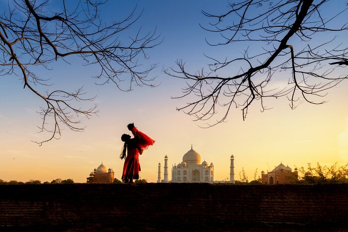Murat Bakmaz captures the easily missed beauty of a couple silhouetted with the Taj Mahal in the background.