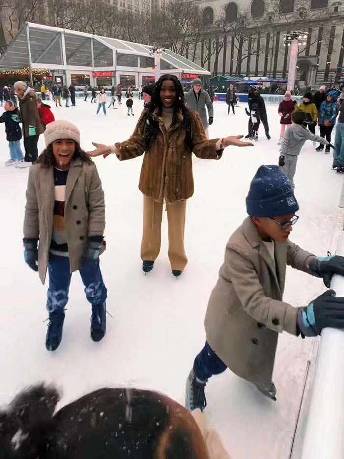 Kids ice skating, exercising in winter, while netizens criticize mom for her parenting style. Kids ice skating, exercising in winter, while netizens criticize mom for her parenting style.