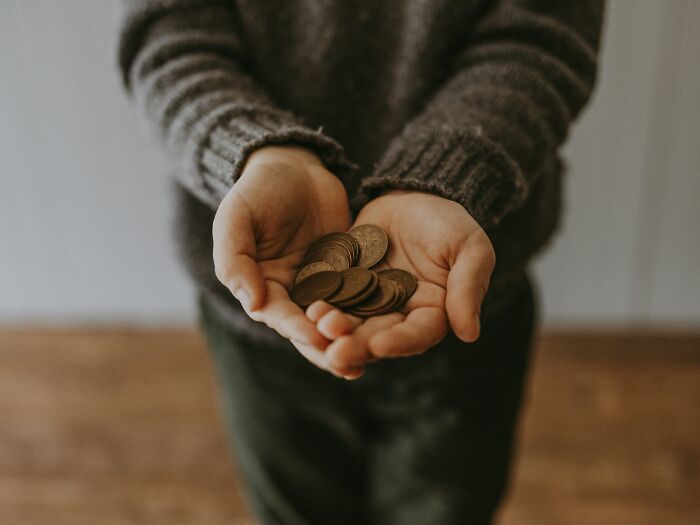 Hands holding coins, a strange experience that still makes people shiver at the memory.