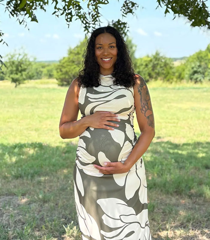A pregnant woman, smiling and holding her belly, stands under a tree in a field. The 'baby canceled' post discusses a woman's decision regarding a problematic father. A pregnant woman, smiling and holding her belly, stands under a tree in a field. The 'baby canceled' post discusses a woman's decision regarding a problematic father.
