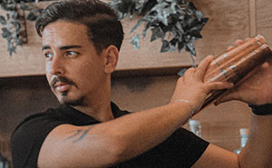 “I Don't Know If She Can Swim, But She Bought Sandals In The ‘90s”: 31 Strange Things Bartenders Overheard