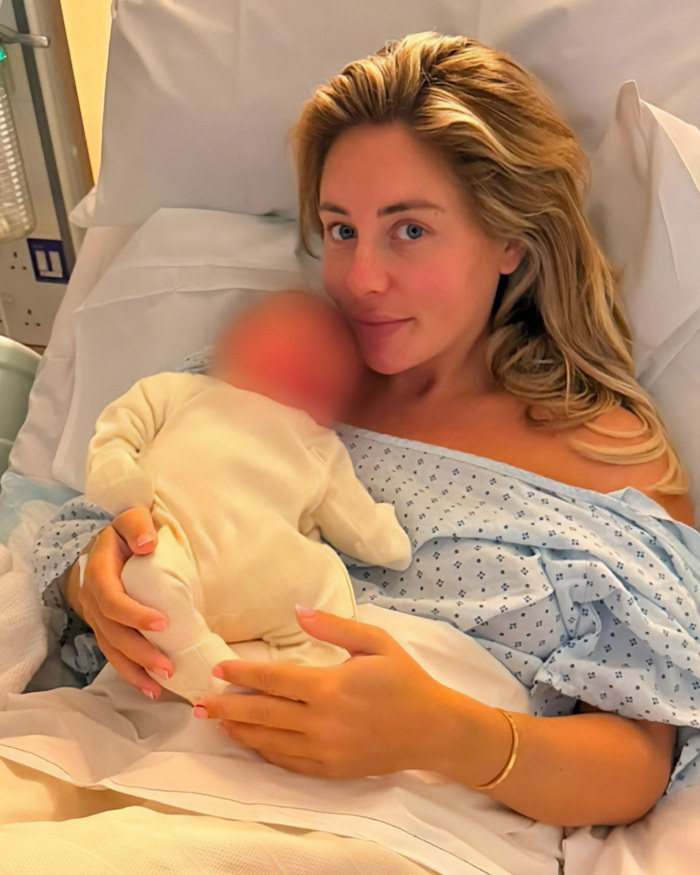 Bonnie Blue holding her newborn baby after a scandalous pregnancy, born in the same hospital wing as Kate Middleton. Bonnie Blue holding her newborn baby after a scandalous pregnancy, born in the same hospital wing as Kate Middleton.