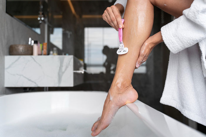 Woman Loses Rose-Tinted Glasses For BF After He Mocks Her Leg Hair Due To His Friends' Comments Woman Loses Rose-Tinted Glasses For BF After He Mocks Her Leg Hair Due To His Friends' Comments