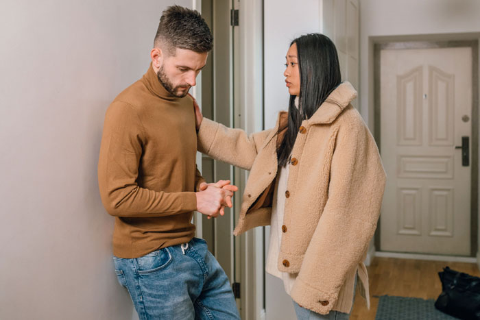 Woman Loses Rose-Tinted Glasses For BF After He Mocks Her Leg Hair Due To His Friends' Comments Woman Loses Rose-Tinted Glasses For BF After He Mocks Her Leg Hair Due To His Friends' Comments