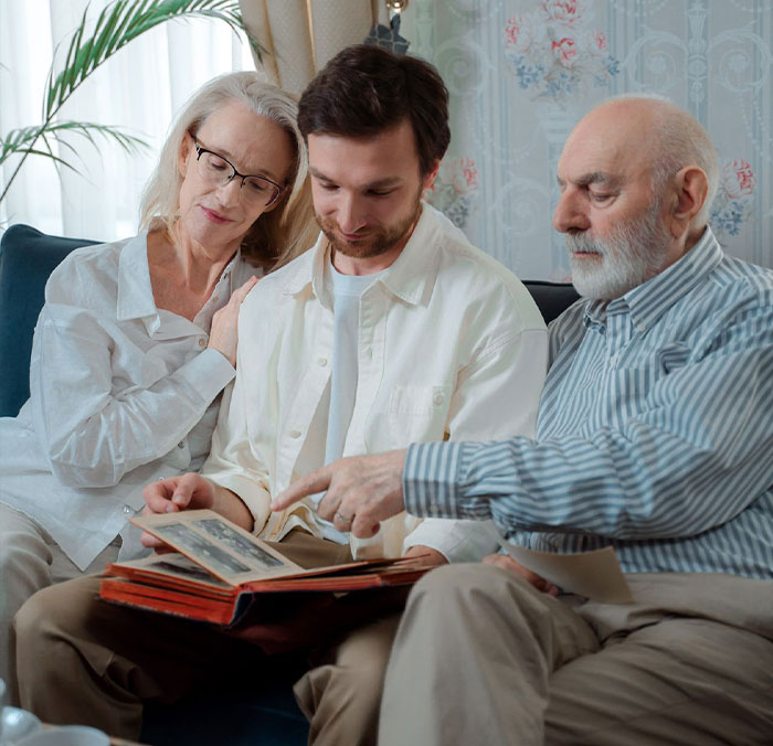A man wants to be with his GF but not her children, a preposterous compromise. Here he is with his parents. A man wants to be with his GF but not her children, a preposterous compromise. Here he is with his parents.
