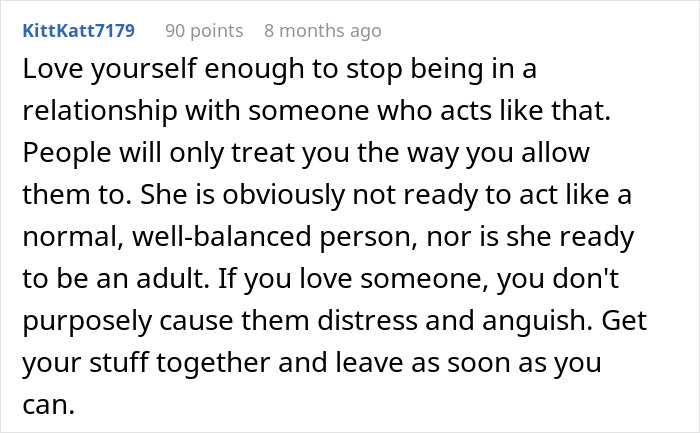 A comment advising to leave a relationship with someone who hides a laptop, indicating red flags. A comment advising to leave a relationship with someone who hides a laptop, indicating red flags.