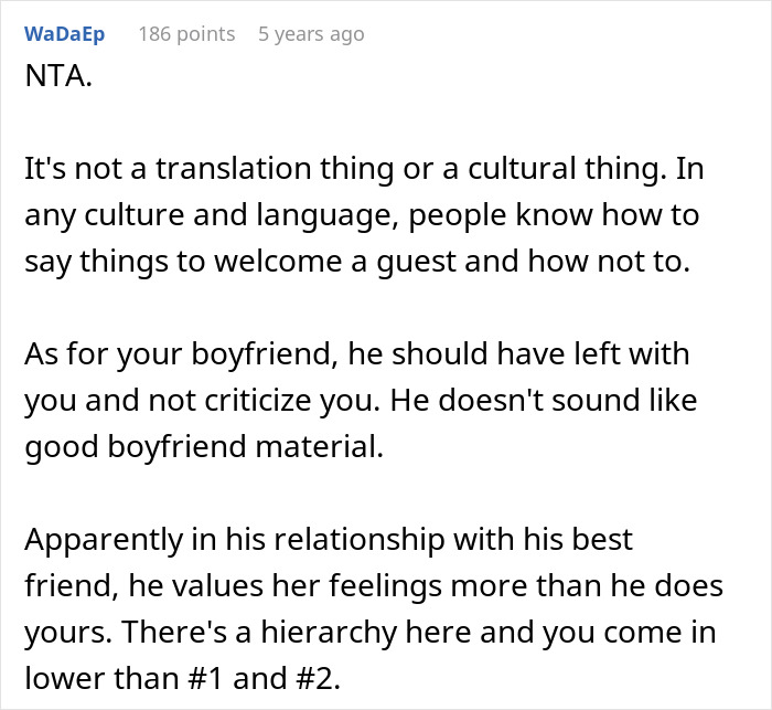A Reddit comment discussing a boyfriend not defending his partner at a party and prioritizing a friend.