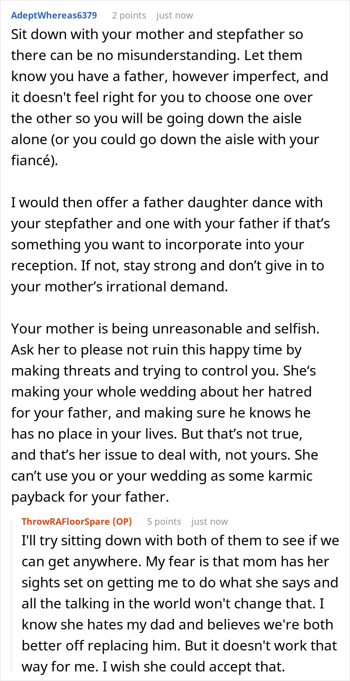 A screenshot of a comment suggesting a bride sit down with her mother and stepfather to avoid misunderstanding about the aisle.