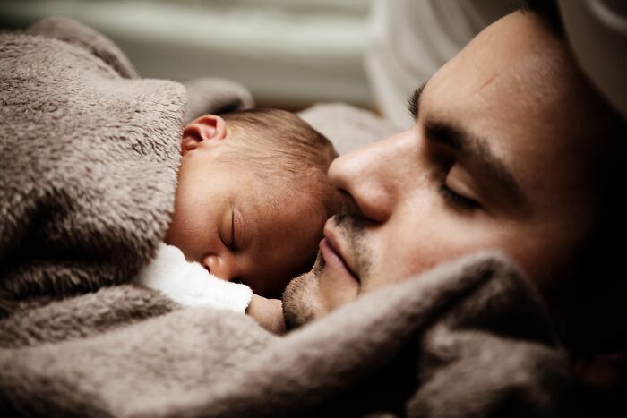 A father and baby sleeping, a strange experience that still makes people shiver.