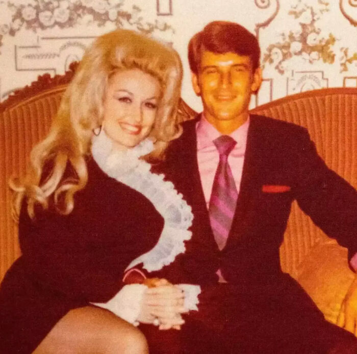 Dolly Parton and Carl Dean smiling, reflecting on Dolly Parton's selfless offer during her devastating cancer battle. Dolly Parton and Carl Dean smiling, reflecting on Dolly Parton's selfless offer during her devastating cancer battle.
