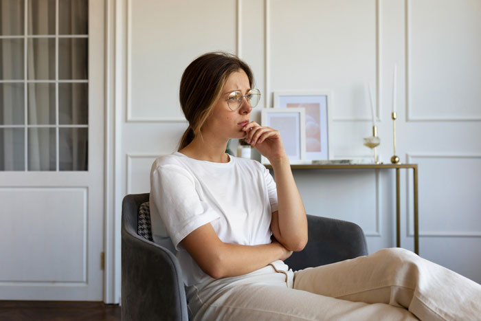 Guy Dumps 25YO GF Over Her Debt, Rediscovers His Feelings Once She Starts Thriving
