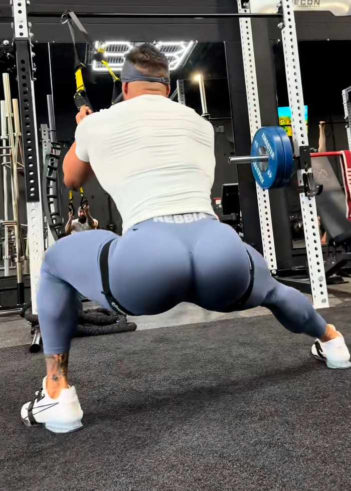 Expert Reveals The Truth Behind Workout From Trainer Whose Jaw-Dropping Glutes Mesmerized Half The Internet Expert Reveals The Truth Behind Workout From Trainer Whose Jaw-Dropping Glutes Mesmerized Half The Internet