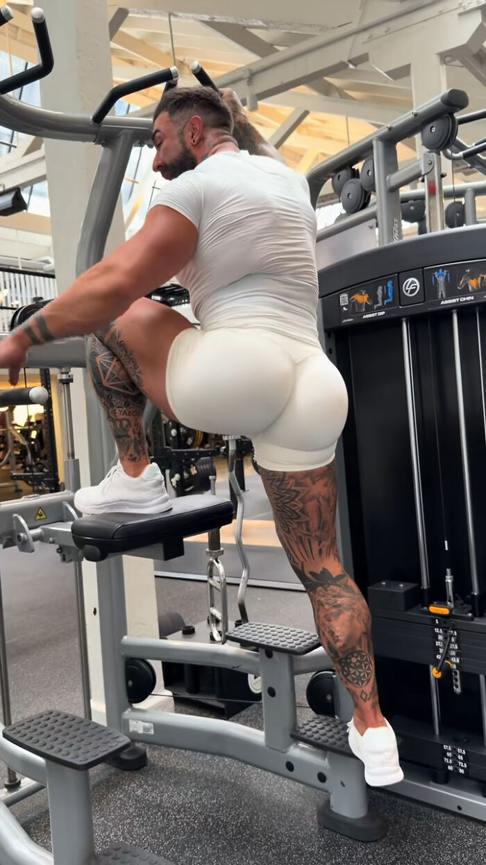 Expert Reveals The Truth Behind Workout From Trainer Whose Jaw-Dropping Glutes Mesmerized Half The Internet Expert Reveals The Truth Behind Workout From Trainer Whose Jaw-Dropping Glutes Mesmerized Half The Internet