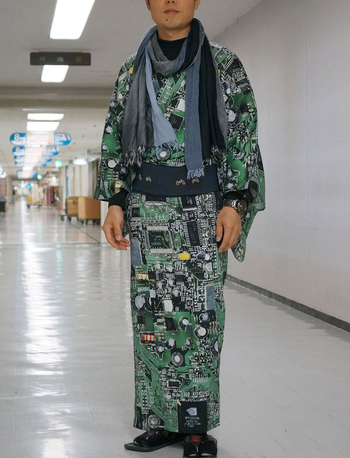 A man in a full-length kimono printed with a circuit board pattern, a bizarre fashion crime.
