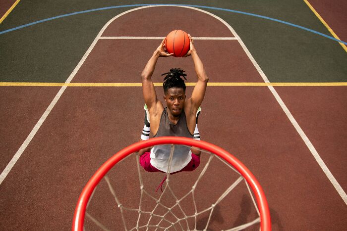 A basketball player jumps to dunk the ball, an image unrelated to dating a celebrity.