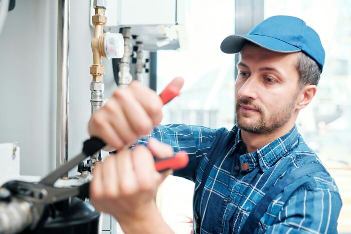 33 People Debate Whether Doing The Bare Minimum At Work Is Actually Fair