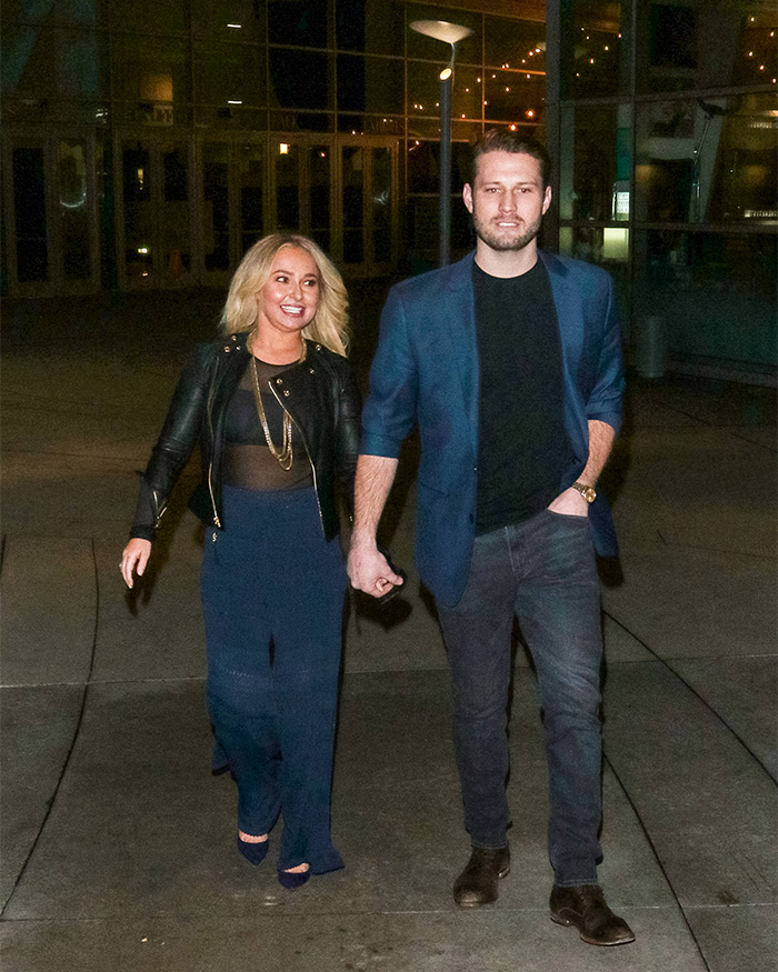 Hayden Panettiere and her boyfriend, whose criminal past is under investigation, walking together. Hayden Panettiere and her boyfriend, whose criminal past is under investigation, walking together.
