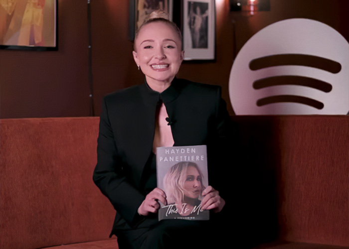 Hayden Panettiere smiling, holding a book, sparking dark theory about her passing and recent revelation. Hayden Panettiere smiling, holding a book, sparking dark theory about her passing and recent revelation.