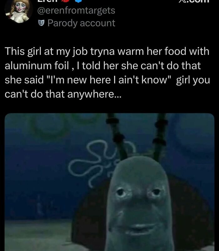 Funny memes with a tweet about a girl warming food with aluminum foil, next to a wide-eyed Spongebob character.
