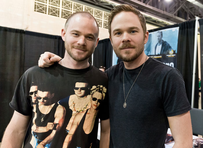 X-Men actor Shawn Ashmore and twin brother Aaron Ashmore posing together at a convention. X-Men actor Shawn Ashmore and twin brother Aaron Ashmore posing together at a convention.