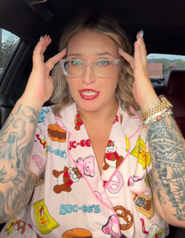Honey Boo Boo star Pumpkin in glasses, wearing a Buc-ees themed shirt, making an adult platform reveal.