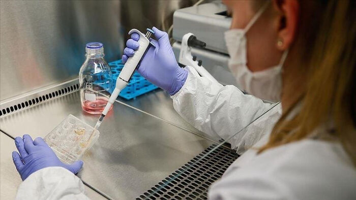 Scientist learning something new with lab equipment, revealing new facts.