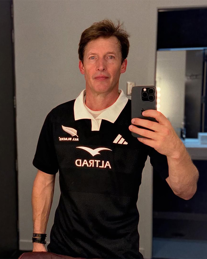 Singer James Blunt taking a mirror selfie, wearing a black rugby jersey with a white collar. Singer James Blunt taking a mirror selfie, wearing a black rugby jersey with a white collar.