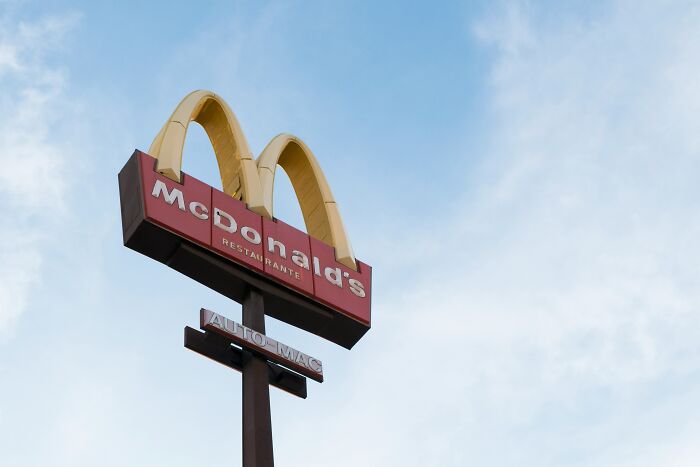 42 Awkward Situations And Wild Drive-Through Stories As Customers Don’t Know Employees Can Hear Them