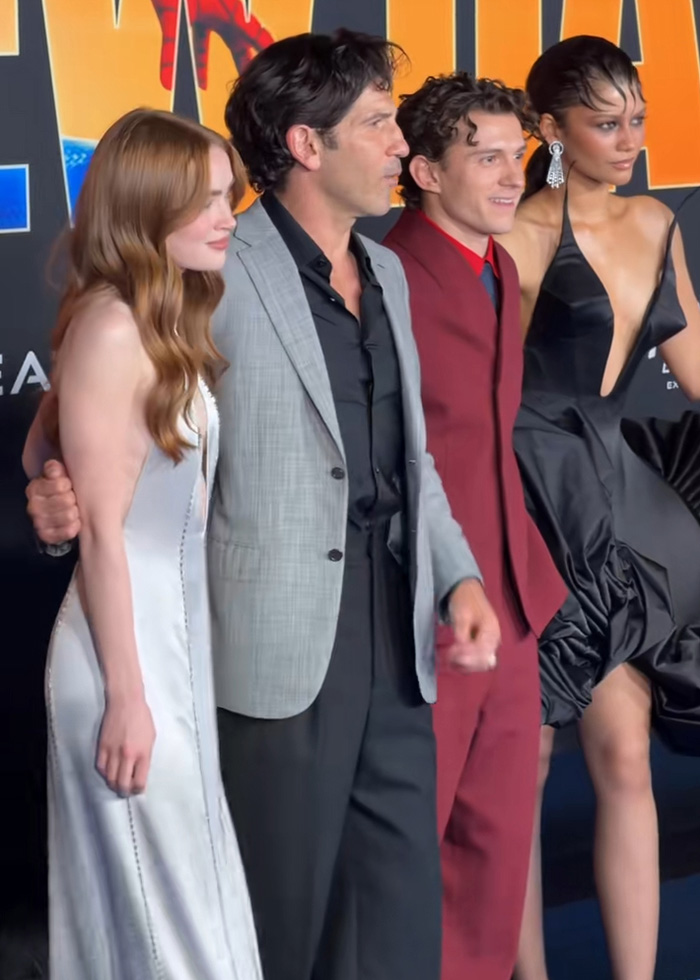 Jon Bernthal with cast at the Spider-Man premiere, a moment of the night. Jon Bernthal with cast at the Spider-Man premiere, a moment of the night.