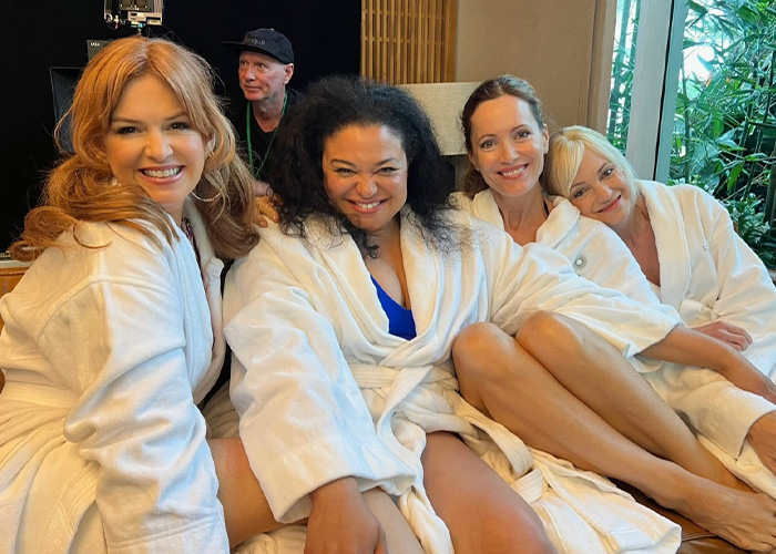 Leslie Mann and Anna Faris flaunt bikini bodies with Spa Weekend co-stars in bathrobes.