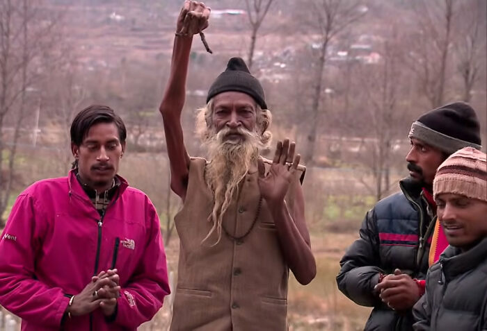 Indian Man Sacrifices His Right Arm As A Commitment To World Peace, Keeps It Raised For 5 Decades Indian Man Sacrifices His Right Arm As A Commitment To World Peace, Keeps It Raised For 5 Decades
