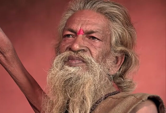 Indian Man Sacrifices His Right Arm As A Commitment To World Peace, Keeps It Raised For 5 Decades Indian Man Sacrifices His Right Arm As A Commitment To World Peace, Keeps It Raised For 5 Decades