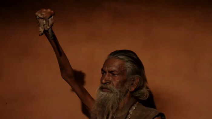 Indian Man Sacrifices His Right Arm As A Commitment To World Peace, Keeps It Raised For 5 Decades Indian Man Sacrifices His Right Arm As A Commitment To World Peace, Keeps It Raised For 5 Decades