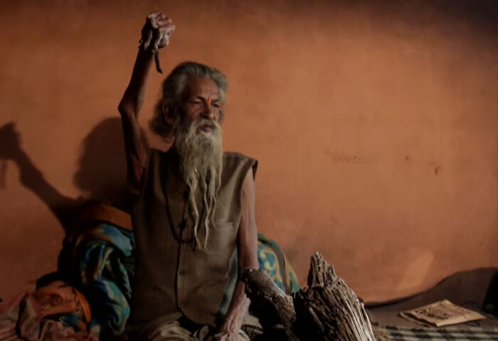 Indian Man Sacrifices His Right Arm As A Commitment To World Peace, Keeps It Raised For 5 Decades Indian Man Sacrifices His Right Arm As A Commitment To World Peace, Keeps It Raised For 5 Decades