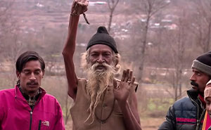 Meet The Man Who Sacrificed His Arm For World Peace, Raised It In 1973 And Never Lowered It