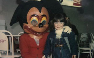 “Awkward Family Photos” Shared 30 Unforgettable Shots Of Kids Meeting Some Truly Terrifying Character Mascots