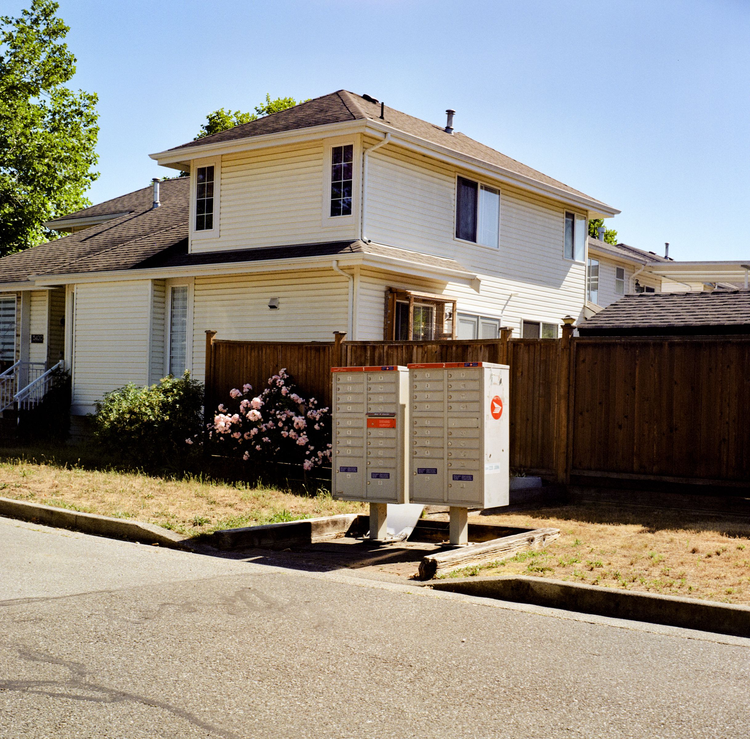 A homeowner's house and mailbox, showing the setting for a potential HOA dispute. A homeowner's house and mailbox, showing the setting for a potential HOA dispute.