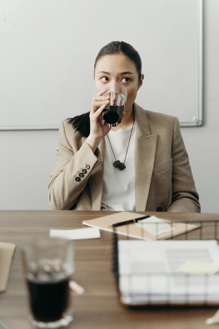 33 People Debate Whether Doing The Bare Minimum At Work Is Actually Fair