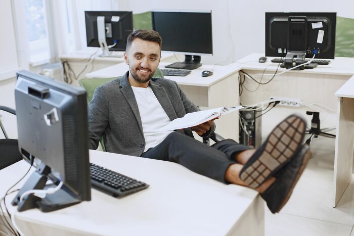 33 People Debate Whether Doing The Bare Minimum At Work Is Actually Fair