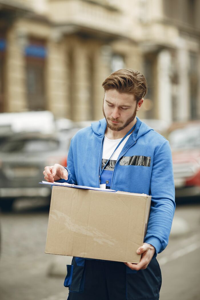 33 People Debate Whether Doing The Bare Minimum At Work Is Actually Fair
